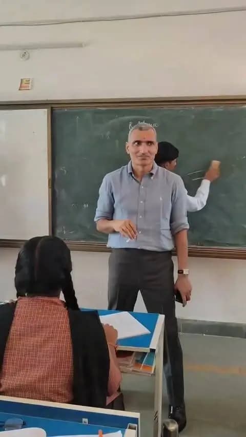 कलेक्टर श्री रणबीर शर्मा ने पीएम श्री जवाहर नवोदय विद्यालय, पाण्डुका का निरीक्षण कर विद्यार्थियों से संवाद किया। उन्होंने कक्षा 11वीं में जीवविज्ञान विषय का पाठ पढ़ाते हुए विद्यार्थियों को सरल एवं रोचक तरीके से विषय की जानकारी दी।
उन्होंने विद्यार्थियों को मेहनत, निरंतर अध्ययन और लक्ष्य के प्रति समर्पण के साथ आगे बढ़ने के लिए प्रेरित किया। साथ ही NEET एवं JEE जैसी प्रतियोगी परीक्षाओं की योजनाबद्ध तैयारी पर विशेष जोर दिया।
निरीक्षण के दौरान कलेक्टर ने विद्यालय की शैक्षणिक व्यवस्था, शिक्षकों की उपस्थिति, विद्यार्थियों की सुविधाओं एवं परिसर की व्यवस्थाओं की जानकारी ली।
#Gariyaband #Collectorinspection #PMShri #NavodayaVidyalaya #Education