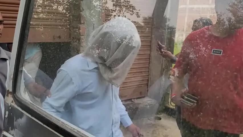 रामगढ़ चौक: झुलौना स्थित एक मकान से रामगढ़ पुलिस ने 4 लड़कों और एक लड़की को लिया हिरासत में, कानूनी कार्यवाही शुरू