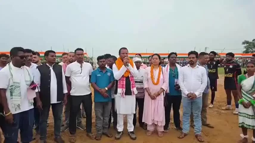 चक्रधरपुर: रोलाडीह में तीन दिवसीय फुटबॉल प्रतियोगिता का हुआ समापन, भाजपा नेता डॉ विजय सिंह गागराई रहे मौजूद