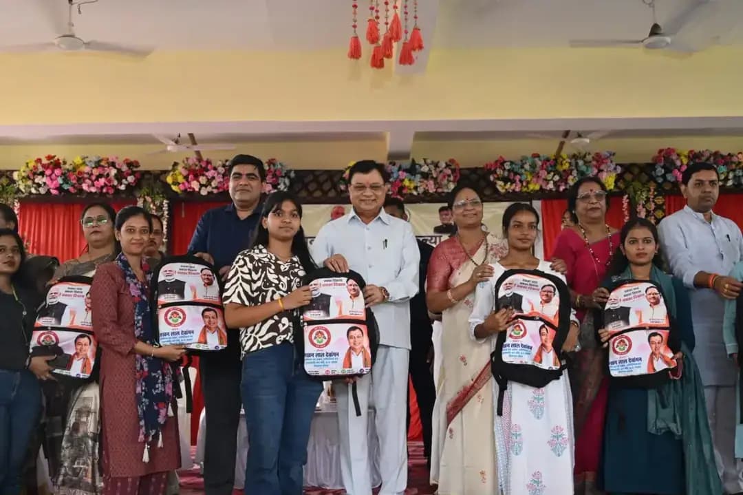 शासकीय मिनीमाता कन्या महाविद्यालय, कोरबा में आयोजित दीक्षारम्भ समारोह में आज कैबिनेट मंत्री श्री लखन लाल देवांगन मुख्य अतिथि के रूप में शामिल हुए।
इस अवसर पर महाविद्यालय की लगभग 1500 छात्राओं को सीएसआर मद के माध्यम से एजुकेशन किट प्रदान की गई।
मंत्री श्री देवांगन ने कहा कि शिक्षा के क्षेत्र में अधोसंरचना विकास को राज्य सरकार द्वारा प्राथमिकता दी जा रही है।
#SushasanSarkar
#KorbaDistrict
#Chhattisgarh
