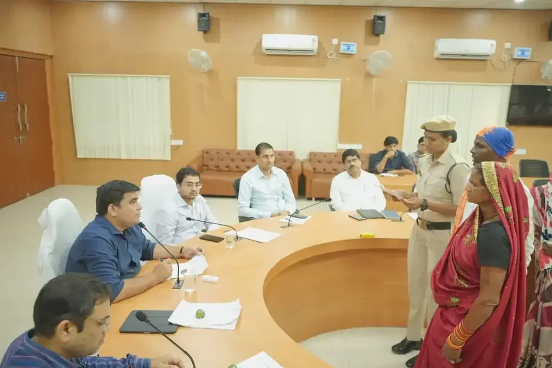 जिले के दूर-दराज ग्रामीण क्षेत्रों से लेकर शहरी इलाकों तक के नागरिक आज अपनी विभिन्न समस्याएं लेकर कलेक्ट्रेट पहुंचे।
कलेक्ट्रेट सभाकक्ष में आयोजित कलेक्टर जनदर्शन में कलेक्टर श्री कुणाल दुदावत ने नागरिकों से सीधे संवाद कर उनकी समस्याओं और शिकायतों की जानकारी ली तथा संबंधित अधिकारियों को समय सीमा में आवश्यक कार्रवाई के निर्देश दिए।
#Jandarshan
#KorbaDistrict
#Chhattisgarh
