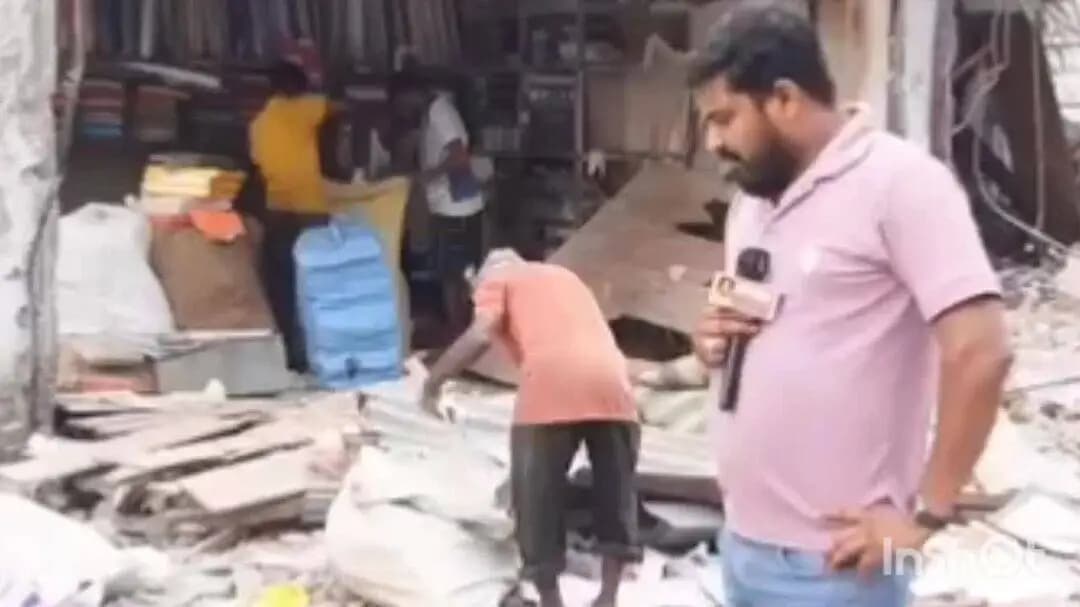 बरहरा: पूर्णिया में किराएदार को भगाने के लिए रातों-रात जेसीबी से गिरा दिया घर, पुलिस देखती रह गई, जानिए पूरा मामला