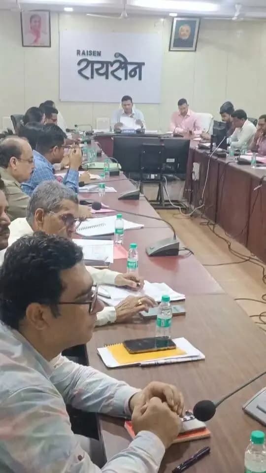 कलेक्ट्रेट सभाकक्ष में आयोजित टीएल बैठक में कलेक्टर श्री अरूण कुमार विश्वकर्मा द्वारा सीएम हेल्पलाईन, विभागीय गतिविधियों, समय सीमा वाले पत्रों, योजनाओं की प्रगति की विस्तृत समीक्षा कर अधिकारियों को दिशा निर्देश दिए गए। बैठक में जिला पंचायत सीईओ श्री कमल सोलंकी, डिप्टी कलेक्टर्स तथा जिला अधिकारी उपस्थित रहे। विकासखंडों से एसडीएम, तहसीलदार, जनपद सीईओ, सीएमओ सहित अन्य अधिकारी वीडियो कॉन्फ्रेंस के माध्यम से बैठक में उपस्थित रहे।
#Raisen Jansampark Madhya Pradesh