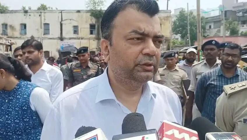 भागलपुर, 07 सितंबर 2026। भागलपुर जिला के प्रभारी सचिव श्री दीपक आनंद ने आज टीएनबी कॉलेजिएट स्कूल परिसर में संचालित बाढ़ राहत शिविर का निरीक्षण किया। उन्होंने शिविर में बाढ़ प्रभावित लोगों के लिए उपलब्ध कराई जा रही सुविधाओं एवं व्यवस्थाओं का जायजा लिया तथा शिविर में रह रहे लोगों से बातचीत कर उन्हें मिल रही सुविधाओं के संबंध में फीडबैक प्राप्त किया।
निरीक्षण के दौरान प्रभारी सचिव ने भोजन, पेयजल, शौचालय, साफ-सफाई एवं स्वच्छता की व्यवस्थाओं का अवलोकन किया। उन्होंने भोजन की गुणवत्ता का स्वयं निरीक्षण किया तथा बाढ़ प्रभावित परिवारों के पशुओं के लिए की गई पशु चारा की व्यवस्था के संबंध में भी जानकारी ली।
प्रभारी सचिव ने कहा कि जिले के विभिन्न बाढ़ राहत शिविरों का लगातार निरीक्षण किया जा रहा है, ताकि प्रभावित लोगों को उपलब्ध कराई जा रही सुविधाओं की नियमित निगरानी सुनिश्चित हो सके। उन्होंने टीएनबी कॉलेजिएट स्कूल परिसर स्थित राहत शिविर की व्यवस्थाओं को संतोषजनक बताते हुए कहा कि इन व्यवस्थाओं से बाढ़ प्रभावित लोगों को काफी राहत मिल रही है। उन्होंने कहा कि जिला प्रशासन द्वारा बाढ़ राहत एवं बचाव कार्य पूरी मुस्तैदी के साथ लगातार जारी है।
उन्होंने बताया कि राघोपुर (खरीक) क्षेत्र में संचालित राहत शिविरों का भी निरीक्षण किया गया है। वहां भी बाढ़ प्रभावित लोगों के लिए समुचित व्यवस्थाएँ सुनिश्चित की गई हैं। राघोपुर (खरीक) के राहत शिविरों में लगभग एक-एक हजार लोगों के लिए भोजन की व्यवस्था की गई है तथा भोजन की गुणवत्ता का भी स्वयं निरीक्षण किया गया।
उन्होंने बताया कि राहत शिविरों में चिकित्सा शिविर भी संचालित किए जा रहे हैं, ताकि किसी भी व्यक्ति को स्वास्थ्य संबंधी परेशानी होने पर तत्काल चिकित्सा सहायता उपलब्ध कराई जा सके। उन्होंने कहा कि सरकार एवं जिला प्रशासन की ओर से बाढ़ प्रभावित लोगों के लिए आवश्यक राहत एवं सुविधाएँ सुनिश्चित की जा रही हैं।
प्रभारी सचिव ने बाढ़ प्रभावित लोगों से अपील की कि जिले में जहाँ-जहाँ राहत शिविर संचालित किए जा रहे हैं, प्रभावित लोग वहाँ पहुँचकर उपलब्ध राहत एवं अन्य सुविधाओं का लाभ उठाएँ। उन्होंने कहा कि प्रशासन बाढ़ प्रभावित लोगों को हरसंभव सहायता उपलब्ध कराने के लिए पूरी तत्परता के साथ कार्य कर रहा है।
निरीक्षण के दौरान जिलाधिकारी, भागलपुर श्रीमती अलंकृता पांडेय, अनुमंडल पदाधिकारी, अंचल अधिकारी, प्रखंड विकास पदाधिकारी सहित संबंधित विभागों के पदाधिकारी एवं अन्य अधिकारी उपस्थित थे।
District Administration Patna
CMO Bihar
DM Darbhanga
District Administration, Madhubani
Madhepura District Administration
Bhagalpur District Administration
Information & Public Relations Department, Government of Bihar