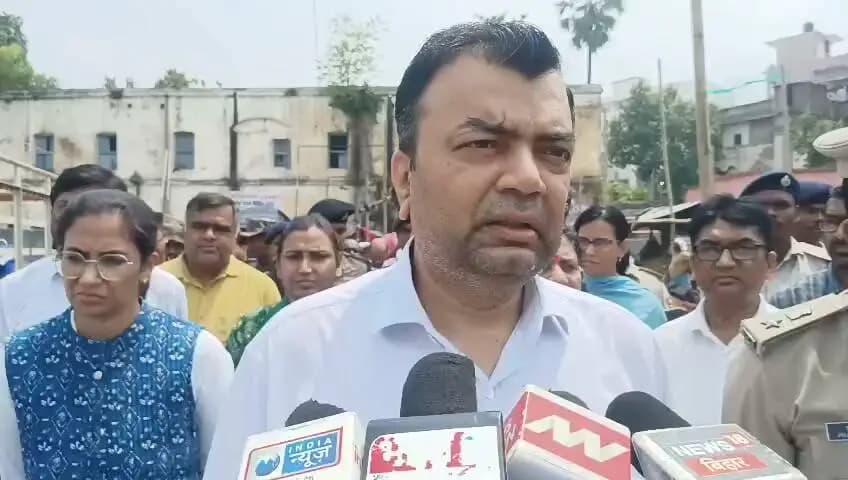 भागलपुर, 07 सितंबर 2026। भागलपुर जिला के प्रभारी सचिव श्री दीपक आनंद ने आज टीएनबी कॉलेजिएट स्कूल परिसर में संचालित बाढ़ राहत शिविर का निरीक्षण किया। उन्होंने शिविर में बाढ़ प्रभावित लोगों के लिए उपलब्ध कराई जा रही सुविधाओं एवं व्यवस्थाओं का जायजा लिया तथा शिविर में रह रहे लोगों से बातचीत कर उन्हें मिल रही सुविधाओं के संबंध में फीडबैक प्राप्त किया।
निरीक्षण के दौरान प्रभारी सचिव ने भोजन, पेयजल, शौचालय, साफ-सफाई एवं स्वच्छता की व्यवस्थाओं का अवलोकन किया। उन्होंने भोजन की गुणवत्ता का स्वयं निरीक्षण किया तथा बाढ़ प्रभावित परिवारों के पशुओं के लिए की गई पशु चारा की व्यवस्था के संबंध में भी जानकारी ली।
प्रभारी सचिव ने कहा कि जिले के विभिन्न बाढ़ राहत शिविरों का लगातार निरीक्षण किया जा रहा है, ताकि प्रभावित लोगों को उपलब्ध कराई जा रही सुविधाओं की नियमित निगरानी सुनिश्चित हो सके। उन्होंने टीएनबी कॉलेजिएट स्कूल परिसर स्थित राहत शिविर की व्यवस्थाओं को संतोषजनक बताते हुए कहा कि इन व्यवस्थाओं से बाढ़ प्रभावित लोगों को काफी राहत मिल रही है। उन्होंने कहा कि जिला प्रशासन द्वारा बाढ़ राहत एवं बचाव कार्य पूरी मुस्तैदी के साथ लगातार जारी है।
उन्होंने बताया कि राघोपुर (खरीक) क्षेत्र में संचालित राहत शिविरों का भी निरीक्षण किया गया है। वहां भी बाढ़ प्रभावित लोगों के लिए समुचित व्यवस्थाएँ सुनिश्चित की गई हैं। राघोपुर (खरीक) के राहत शिविरों में लगभग एक-एक हजार लोगों के लिए भोजन की व्यवस्था की गई है तथा भोजन की गुणवत्ता का भी स्वयं निरीक्षण किया गया।
उन्होंने बताया कि राहत शिविरों में चिकित्सा शिविर भी संचालित किए जा रहे हैं, ताकि किसी भी व्यक्ति को स्वास्थ्य संबंधी परेशानी होने पर तत्काल चिकित्सा सहायता उपलब्ध कराई जा सके। उन्होंने कहा कि सरकार एवं जिला प्रशासन की ओर से बाढ़ प्रभावित लोगों के लिए आवश्यक राहत एवं सुविधाएँ सुनिश्चित की जा रही हैं।
प्रभारी सचिव ने बाढ़ प्रभावित लोगों से अपील की कि जिले में जहाँ-जहाँ राहत शिविर संचालित किए जा रहे हैं, प्रभावित लोग वहाँ पहुँचकर उपलब्ध राहत एवं अन्य सुविधाओं का लाभ उठाएँ। उन्होंने कहा कि प्रशासन बाढ़ प्रभावित लोगों को हरसंभव सहायता उपलब्ध कराने के लिए पूरी तत्परता के साथ कार्य कर रहा है।
निरीक्षण के दौरान जिलाधिकारी, भागलपुर श्रीमती अलंकृता पांडेय, अनुमंडल पदाधिकारी, अंचल अधिकारी, प्रखंड विकास पदाधिकारी सहित संबंधित विभागों के पदाधिकारी एवं अन्य अधिकारी उपस्थित थे।
District Administration Patna
DM Darbhanga
CMO Bihar
District Administration, Madhubani
Madhepura District Administration
Bhagalpur District Administration
Information & Public Relations Department, Government of Bihar