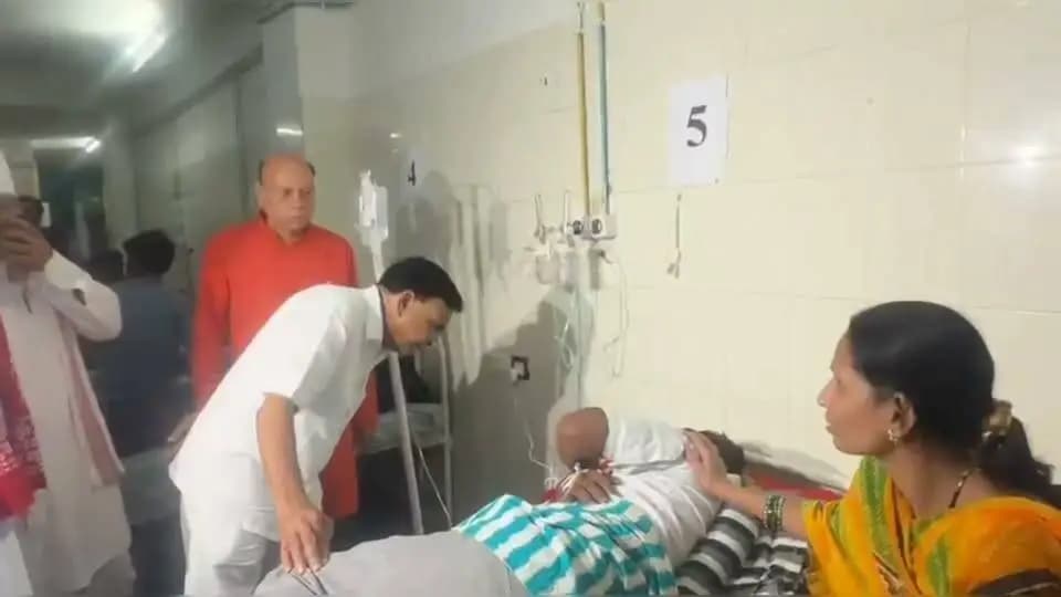 ➡️ उप मुख्यमंत्री श्री जगदीश देवड़ा जी ने बंडा (सागर) में अवैध जहरीली शराब के सेवन से प्रभावित और बीएमसी में भर्ती मरीजों से भेंट कर उनका हाल-चाल जाना। मरीजों के शीघ्र स्वास्थ्य लाभ की कामना करते हुए उपस्थित डॉक्टर्स एवं जिला प्रशासन को इलाज में किसी भी प्रकार की कमी न रहने के सख्त निर्देश दिए।
इस दौरान सागर सांसद श्रीमती लता वानखेड़े, विधायक श्री शैलेंद्र जैन, श्री प्रदीप लारिया, श्री वीरेन्द्र सिंह, श्री श्याम तिवारी, श्रीमती रानी कुशवाहा, डीआईजी श्री एस. एस. चौहान, कलेक्टर श्रीमती प्रतिभा पाल, एसपी श्री अनुराग सुजानिया सहित स्थानीय जनप्रतिनिधि, प्रशासनिक अधिकारी एवं डॉक्टर्स मौजूद रहे।
CM Madhya Pradesh Dr Mohan Yadav Jansampark Madhya Pradesh #jansamparkMP #sagar