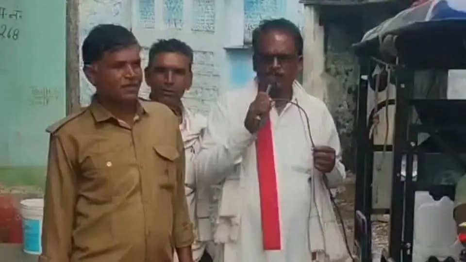 ➡️ सावधान रहें, सुरक्षित रहें_
सागर जिले के बंडा क्षेत्र में हुई दुखद घटना को देखते हुए जिला प्रशासन पूरी तरह मुस्तैद है। प्रभावित गांवों में मुनादी कराकर ग्रामीणों को सतर्क किया जा रहा है।
➡️ प्रशासन की अपील
यदि किसी व्यक्ति ने शराब का सेवन किया है और उसे निम्नलिखित में से कोई भी लक्षण महसूस हो रहे हैं:
👉 सिरदर्द या उल्टी
👉 दस्त या बुखार
👉 घबराहट
👉 आंखों में धुंधलापन या देखने में समस्या
तो बिना किसी देरी के तुरंत अपने निकटतम स्वास्थ्य केंद्र या अस्पताल जाकर जांच कराएं और उपचार प्राप्त करें। लक्षण नज़रअंदाज़ करना जानलेवा हो सकता है!
नशे से दूर रहें, संदिग्ध या किसी भी प्रकार की शराब का सेवन न करें। आपका जीवन और स्वास्थ्य आपके परिवार के लिए अनमोल है।
CM Madhya Pradesh Dr Mohan Yadav Jansampark Madhya Pradesh #JansamparkMP #sagar