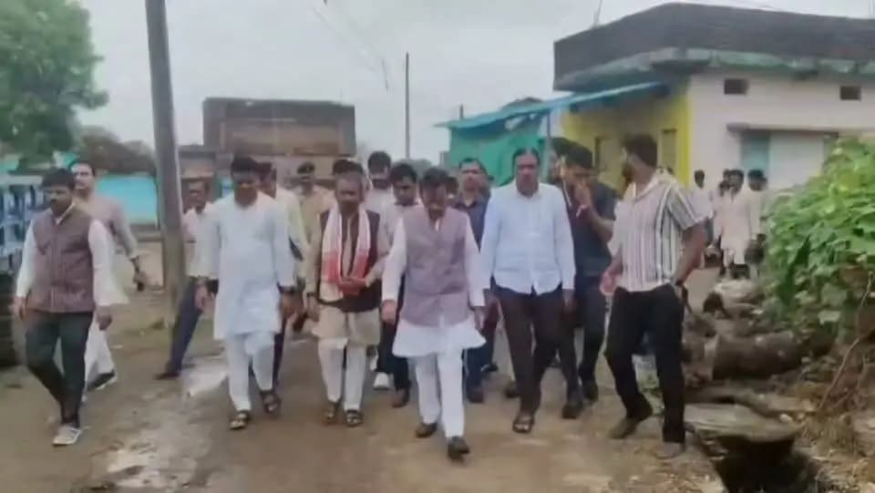 ➡️ उपमुख्यमंत्री एवं सागर जिले के प्रभारी मंत्री श्री राजेंद्र शुक्ल ने बंडा के ग्राम बमूरा भेड़ा पहुंचकर जहरीली अवैध शराब हादसे के प्रभावित परिवारों से मुलाकात कर संवेदना व्यक्त की और परिवार जनों को ढांढस बंधाया।
CM Madhya Pradesh Dr Mohan Yadav Jansampark Madhya Pradesh #JansamparkMP #sagar