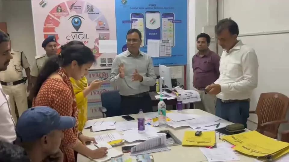 जिलाधिकारी द्वारा बाढ़ नियंत्रण कक्ष का निरीक्षण
आज जिलाधिकारी, खगड़िया द्वारा जिला बाढ़ नियंत्रण कक्ष का निरीक्षण किया गया। इस दौरान बाढ़ की स्थिति, प्रभावित क्षेत्रों से प्राप्त सूचनाओं एवं राहत-बचाव कार्यों की अद्यतन स्थिति की जानकारी ली गई।
जिलाधिकारी द्वारा निर्देश दिया गया कि बाढ़ प्रभावित क्षेत्रों में गर्भवती महिलाओं से संपर्क कर उनकी स्थिति एवं आवश्यकताओं की जानकारी ली जाए तथा आवश्यकता पड़ने पर उन्हें सुरक्षित स्थान एवं आवश्यक चिकित्सा सुविधा उपलब्ध कराने की समुचित व्यवस्था सुनिश्चित की जाए।
साथ ही आमजनों को निःशुल्क नाव परिचालन की सुविधा एवं उपलब्ध नावों के संबंध में नियमित रूप से जानकारी देने, नियंत्रण कक्ष में प्राप्त सूचनाओं पर त्वरित कार्रवाई करने तथा राहत एवं बचाव कार्यों की सतत निगरानी सुनिश्चित करने का निर्देश दिया गया।