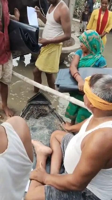 परबत्ता प्रखंड में पॉलीथिन शीट का वितरण
परबत्ता प्रखंड अंतर्गत बाढ़ प्रभावित क्षेत्रों में प्रभावित परिवारों के बीच पॉलीथिन शीट का वितरण किया गया। बढ़ते जलस्तर को देखते हुए प्रशासन द्वारा प्रभावित परिवारों को आवश्यक राहत सामग्री उपलब्ध कराई जा रही है। साथ ही, क्षेत्र की स्थिति पर लगातार निगरानी रखते हुए आवश्यकता के अनुसार राहत एवं सहायता उपलब्ध कराने की कार्रवाई की जा रही है।
#Khagaria #FloodRelief #DistrictAdministrationKhagaria #बाढ़_राहत #जनसेवा #राहत_वितरण #खगड़िया