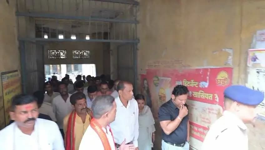 प्रेस विज्ञप्ति
लखीसराय जिले में बाढ़ की स्थिति को लेकर जिला प्रशासन पूरी तरह अलर्ट
लखीसराय जिले में बाढ़ की स्थिति को देखते हुए जिला प्रशासन द्वारा राहत एवं बचाव कार्यों को सर्वोच्च प्राथमिकता देते हुए व्यापक स्तर पर आवश्यक कार्रवाई की जा रही है। माननीय प्रभारी मंत्री, लखीसराय जिला-सह-मंत्री, ग्रामीण कार्य विभाग, बिहार सरकार, श्री सुनील कुमार, माननीय विधायक, सूर्यगढ़ा श्री रामानंद मंडल, आदरणीय प्रभारी सचिव श्री कंवल तनुज (IAS) स्थानीय जनप्रतिनिधियों सहित जिले के वरीय पदाधिकारियों द्वारा लगातार बाढ़ प्रभावित क्षेत्रों में कैंप कर स्थिति का जायजा लिया जा रहा है।
प्रशासन द्वारा राहत एवं बचाव कार्यों की लगातार निगरानी की जा रही है तथा संबंधित पदाधिकारियों को प्रभावित लोगों तक त्वरित सहायता पहुँचाने एवं आवश्यक व्यवस्थाएं सुनिश्चित करने हेतु आवश्यक दिशा-निर्देश दिए जा रहे हैं।
राहत एवं बचाव कार्यों के तहत की जा रही प्रमुख व्यवस्थाएँ—
• बाढ़ प्रभावित क्षेत्रों में NDRF/SDRF की टीमों की प्रतिनियुक्ति की गई है, जो आवश्यकता के अनुसार राहत एवं बचाव कार्य में सक्रिय रूप से लगी हुई हैं।
• सम्राट अशोक भवन में बाढ़ प्रभावित क्षेत्रों में राहत सामग्री के वितरण हेतु फूड पैकेजिंग का कार्य किया जा रहा है।
• बाढ़ प्रभावित लोगों के लिए विभिन्न स्थानों पर सामुदायिक रसोई (Community Kitchen) की व्यवस्था की गई है, ताकि प्रभावित परिवारों को नियमित रूप से भोजन उपलब्ध कराया जा सके।
• प्रभावित क्षेत्रों में शौचालय, पेयजल एवं अन्य मूलभूत सुविधाओं की उपलब्धता सुनिश्चित की जा रही है।
• बाढ़ प्रभावित क्षेत्रों में आवागमन एवं राहत-बचाव कार्य के लिए नावों की व्यवस्था की जा रही है।
• बाढ़ प्रभावित पशुओं के लिए पशु चारा उपलब्ध कराया जा रहा है तथा पशु चिकित्सा एवं एम्बुलेंस की व्यवस्था भी सुनिश्चित की जा रही है।
• प्रभावित क्षेत्रों में आवश्यकतानुसार अन्य राहत सामग्री एवं मूलभूत सुविधाएँ उपलब्ध कराई जा रही हैं।
उक्त सभी राहत एवं बचाव कार्य बड़हिया, पिपरिया, लखीसराय एवं सूर्यगढ़ा प्रखंडों के बाढ़ प्रभावित क्षेत्रों में प्राथमिकता के आधार पर संचालित किए जा रहे हैं।
जिला प्रशासन द्वारा बाढ़ की स्थिति पर लगातार निगरानी रखी जा रही है तथा प्रभावित लोगों को हरसंभव सहायता उपलब्ध कराने के लिए सभी आवश्यक संसाधनों एवं व्यवस्थाओं को सक्रिय रखा जा रहा है।