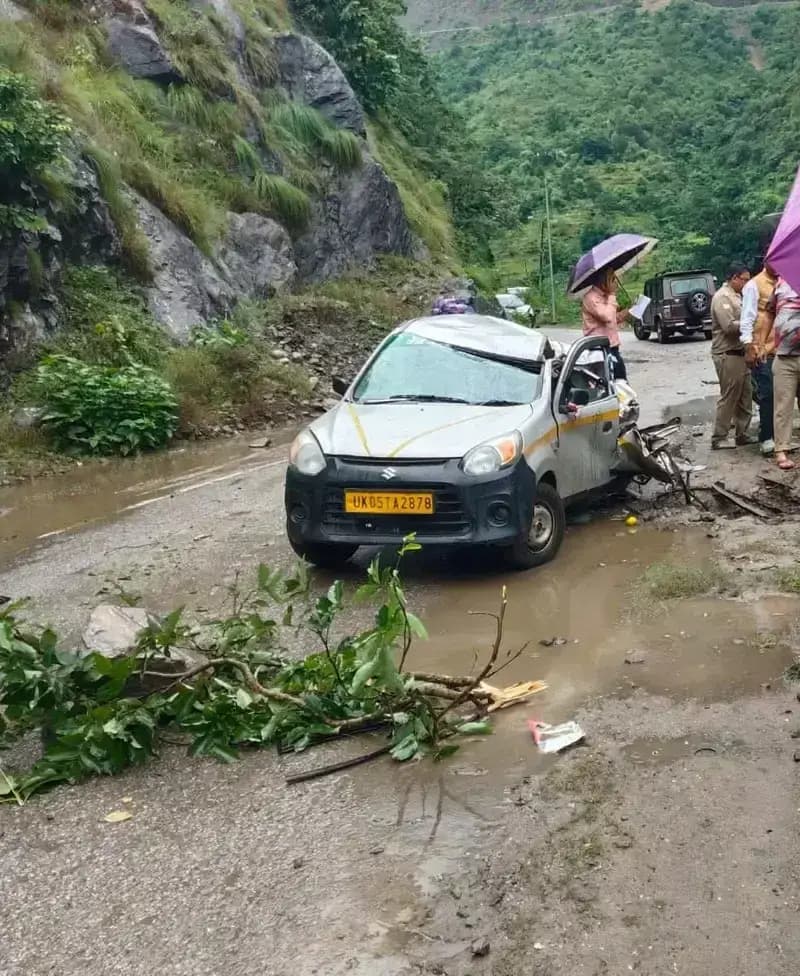 पिथौरागढ़: पिथौरागढ़ में बोल्डर गिरने से युवक की मौत, चार गंभीर घायल