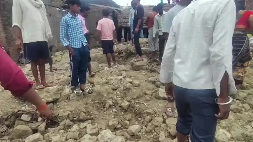 ग्राम हरदुआ मीरपुर मे दीवाल गिरने कर कारण हादसा हो गया पर यहाँ कोई मीडिया नही पाउंची