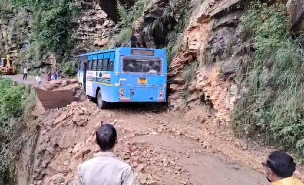गणाई गंगोली: सेराघाट-बेरीनाग हाईवे पर भारी चट्टान गिरने से मार्ग क्षतिग्रस्त