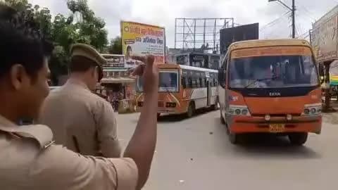 जौनपुर: जेसिज चौराहे पर रोडवेज बस द्वारा आज सुबह यातायात पुलिस से हुई झड़प, लगा जाम