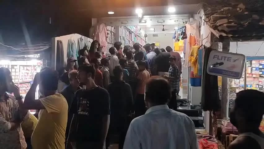गम्हरिया: गम्हरिया में रेडीमेड दुकान पर फायरिंग, तीन अपराधी फरार