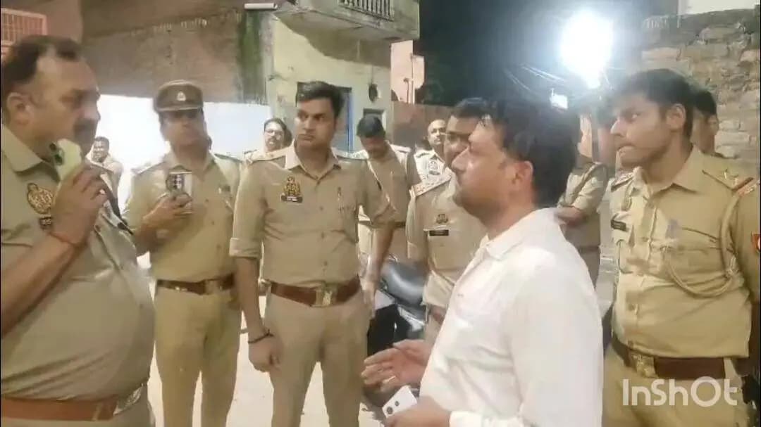 हापुड़: मोहल्ला कोटला सादात में मामूली कहासुनी के बाद दो पक्षों में जमकर हुआ पथराव, पुलिस जांच में जुटी