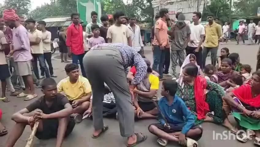 बाघमारा/कतरास: सिजुआ मोड में हुई भू धसान घटना के बाद लोगों में आक्रोश लोगों ने किया सड़क जाम।
