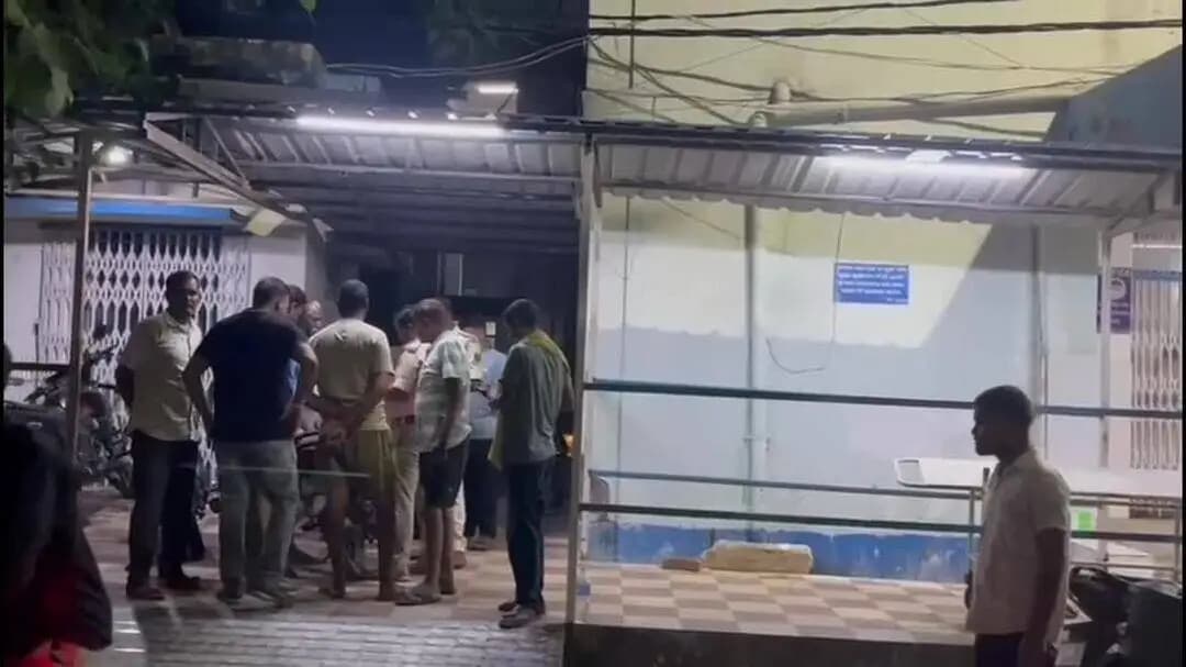 जमुई: बटिया जंगल में बेकाबू हाइवा ने कार और बाइक को रौंदा, बाइक सवार पिता और मासूम पुत्री की हुई मौत, पत्नी समेत चार घायल