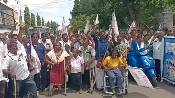 சேலம்: ஆட்சியரகம் த.வெ.க தேர்தல் அறிக்கை படி உதவித்தொகையை உயர்த்தி விளங்காத த.வெ.க அரசை கண்டித்துமாற்றுத்திறனாளிகள் போராட் ம் 350 பேர் கைது