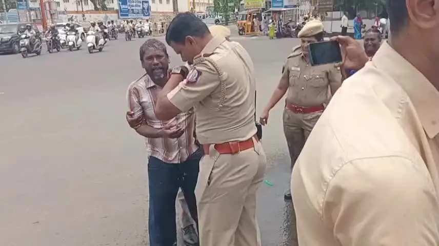 சேலம்: 12 லட்சம் ரூபாய் மோசடி செய்த நபர் மீது நடவடிக்கை கோரி மில் தொழிலாளி ஆட்சி ரகம் முன்புதீக்குளிக்க முயற்சி