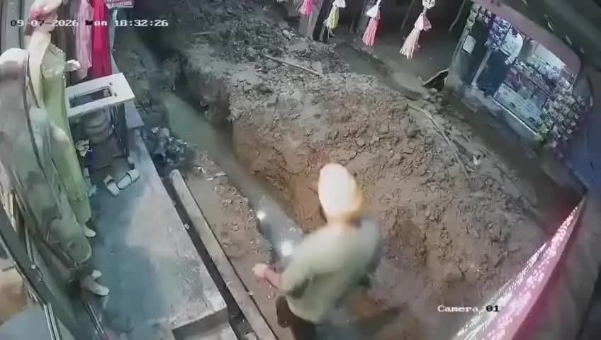 यमुना विहार: हरी नगर में युवक नाले में गिरा, घटना CCTV में कैद