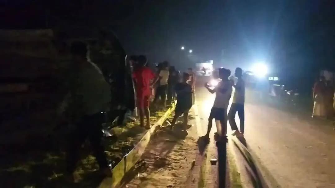 কৈলাশহর: কৈলাসহর চিনিবাগান এলাকায় গাড়ি দূর্ঘটনা ঘটে