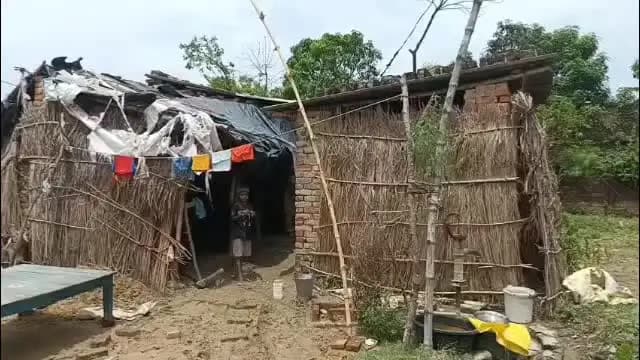 हाटा: बरसात में टपकती झोपड़ी, आवास की आस अधूरी; हाटा में गरीब परिवार पक्के घर के इंतजार में