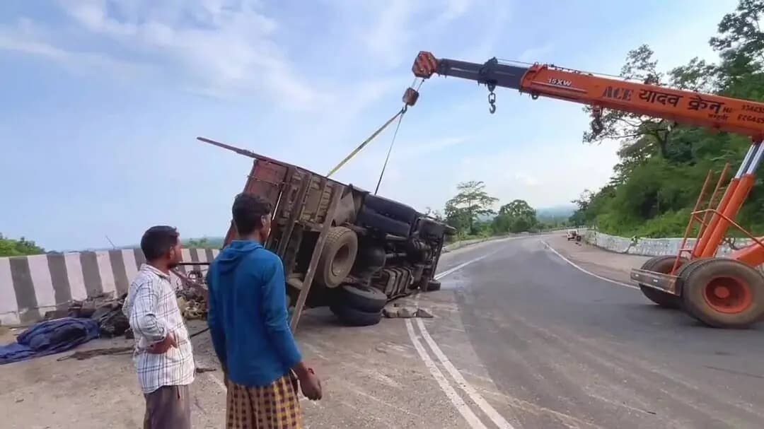 जशपुर: लोरो घाट दुर्घटनाओं का घाट बना, कबाड़ लदा ट्रक पलटा