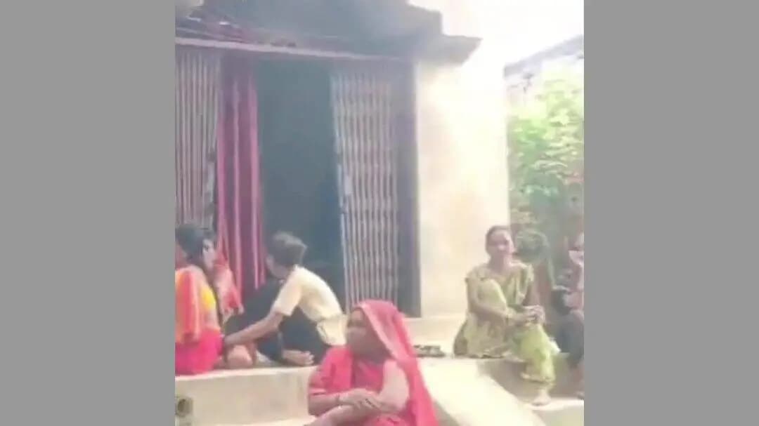 सुल्तानपुर: सोते समय चाचा-भतीजे को सांप ने डंसा, चाचा की मौत, भतीजा अस्पताल में भर्ती