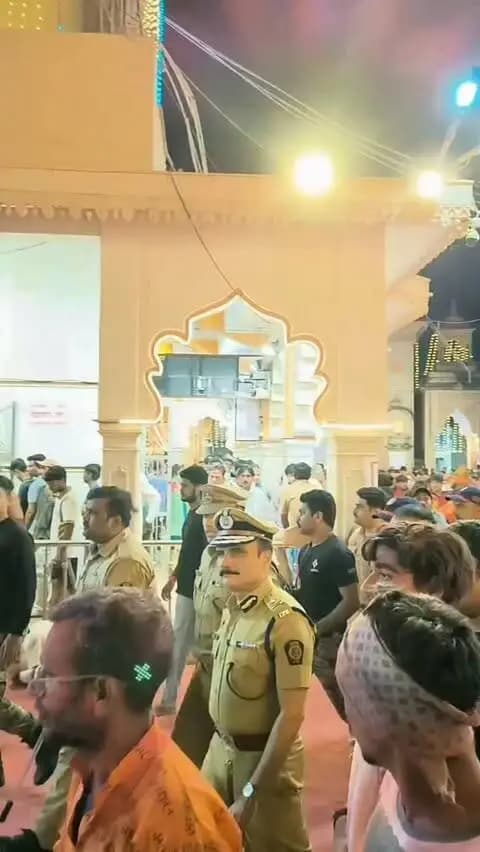 #Bandobast | मा.विशेष पोलीस महानिरीक्षक, अमरावती परिक्षेत्र, अमरावती यांनी कावड पालखी बंदोबस्त दरम्यान भेट दिली व बंदोबस्त पाहणी केली!
#AkolaPolice #police #IGP #IPS visit akola Kawad Utsav MH30 Maharashtra