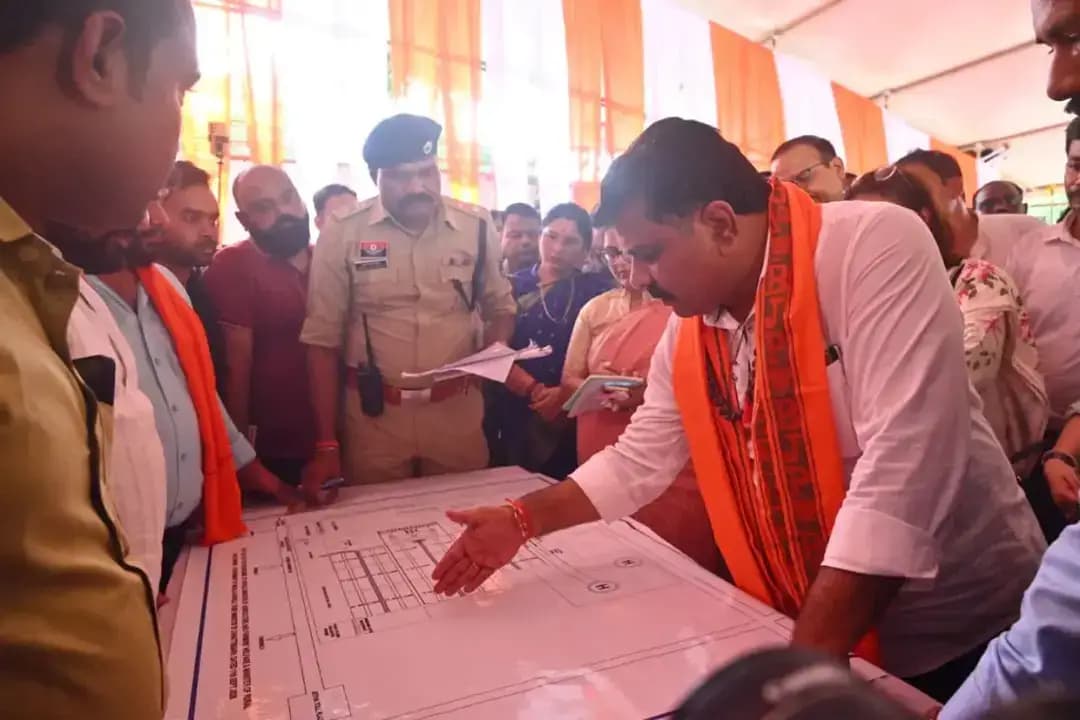 सक्ती में 11 सितंबर को भव्य आयोजन
केंद्रीय ग्रामीण विकास मंत्री श्री शिवराज सिंह चौहान के मुख्य आतिथ्य एवं मुख्यमंत्री श्री विष्णु देव साय की अध्यक्षता में 11 सितंबर को सक्ती जिले के ग्राम जेठा में वृहद कार्यक्रम आयोजित होगा। कार्यक्रम में प्रधानमंत्री आवास योजना-ग्रामीण के हितग्राहियों का गृह प्रवेश, पंचायत पदाधिकारी एवं लखपति दीदी सम्मेलन तथा विभिन्न विकास कार्यों का लोकार्पण एवं भूमिपूजन-शिलान्यास होगा।
आयोजन की तैयारियों का उपमुख्यमंत्री श्री विजय शर्मा एवं प्रभारी मंत्री श्री गुरु खुशवंत साहेब ने जायजा लेकर अधिकारियों को सभी व्यवस्थाएं समय-सीमा में पूर्ण करने के निर्देश दिए। अतिथियों, जनप्रतिनिधियों, हितग्राहियों एवं आमजनों की सुविधा, सुरक्षा, यातायात और पार्किंग व्यवस्था पर विशेष जोर दिया गया।
सुशासन सरकार विकास और जनकल्याण के कार्यों को गति देने के साथ प्रदेशवासियों के जीवन में सकारात्मक बदलाव ला रही है।
#SushasanSarkar #सुशासन_सरकार
#Chhattisgarh #Sakti #LakhpatiDidi
