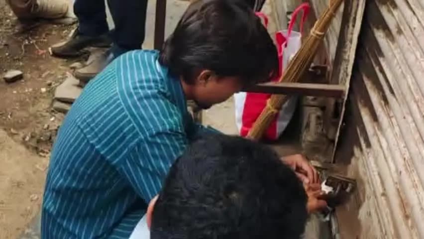 करवीर: थकबाकीदार गाळेधारकांवर महापालिकेचा ‘सील’चा बडगा, शाहू क्लॉथ मार्केटमधील ६० गाळे सील; ३५ लाखांची तातडीने वसुली