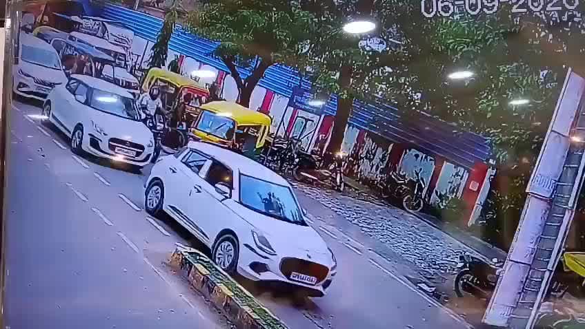 नौगढ़: जिले में कल सीडीओ आवास के सामने हुए दर्दनाक हादसे का CCTV फुटेज वायरल, हादसे में घायल बच्ची की इलाज के दौरान हुई मौत