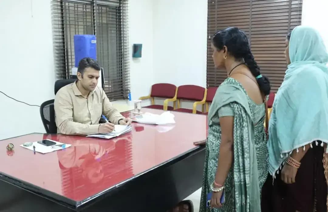 जनदर्शन में कलेक्टर ने सुनी लोगों की समस्याएं
समय-सीमा में आवेदनों के निराकरण के दिए निर्देश
#raigarhdistt