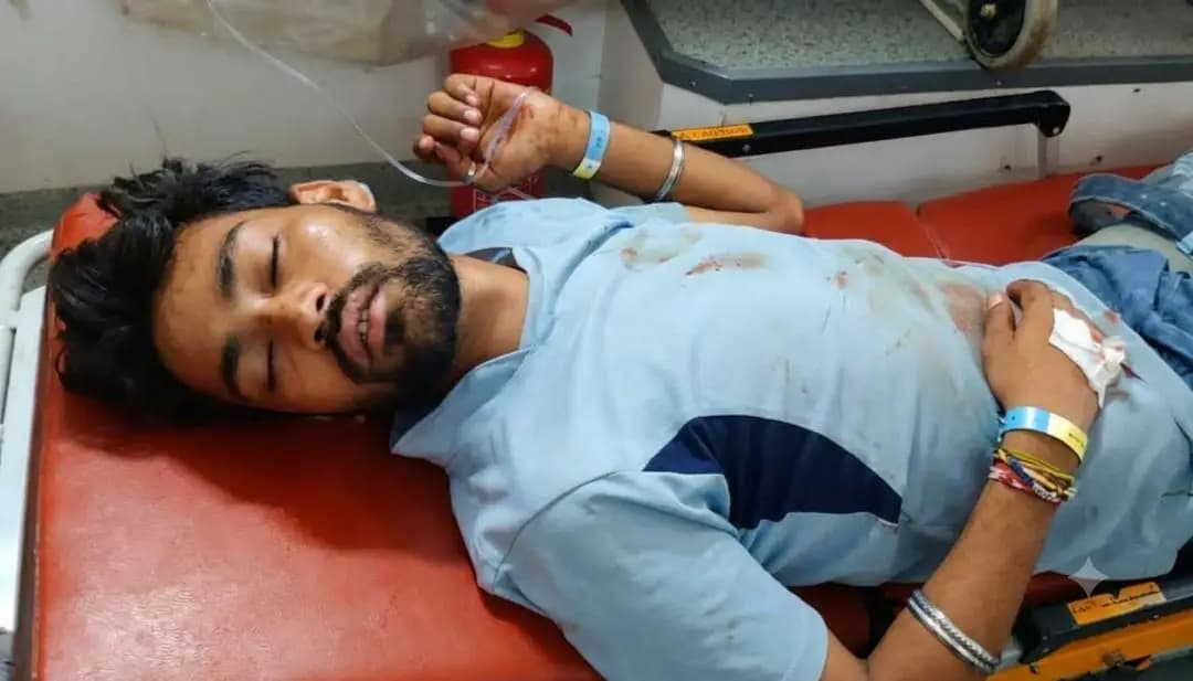 డోర్నకల్: డోర్నకల్ రైల్వే స్టేషన్ వద్ద ఘోర ప్రమాదం: రైలు కిందపడి యువకుడికి తీవ్ర గాయాలు