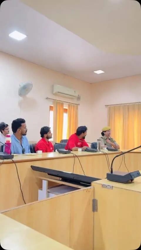 चित्तौड़गढ़ SP श्री धर्मेंद्र सिंह यादव जी के साथ इन्फ्लुएंसर मीटअप में शामिल होने का अवसर मिला। 🙌🏻
सोशल मीडिया की जिम्मेदारी, साइबर क्राइम, महिला सुरक्षा, नशा मुक्ति, ट्रैफिक और जनजागरूकता जैसे महत्वपूर्ण विषयों पर हुई सार्थक चर्चा से बहुत कुछ सीखने को मिला। ❤️🔥
एक यादगार और ज्ञानवर्धक मुलाकात! ✨
#chittorgarhpolice #chittorpolice #chittor #chittorgarhfort #spdharmendrasinghyadav