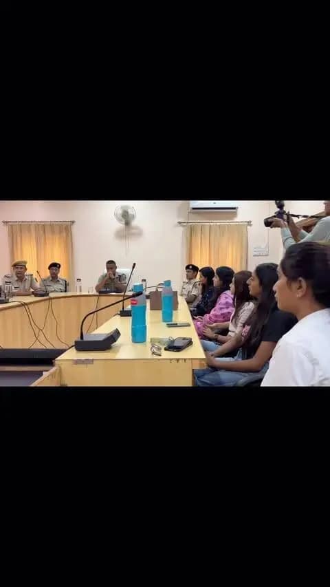 आज चित्तौड़गढ़ के sp माननीय धर्मेंद्र सिंह यादव जी वह जिला पुलिस टीम से इन्फ़्लुएंसर मीटिंग के ज़रिए मिलने अफ़सर प्राप्त हुआ सोशल मीडिया की ज़िम्मेदारी , महिला सुरक्षा नशा मुक्ति ट्रैफिक जैसे महत्वपूर्ण विषय पर सार्थक चर्चा की गई ।
@renukhoiwal
@chittor_rocks @harshit.7798 @hello_chittor_ @the_goutamsen @raghavmaheshwari_09 @paridhibhatnagar13 @khushi_.sahu27