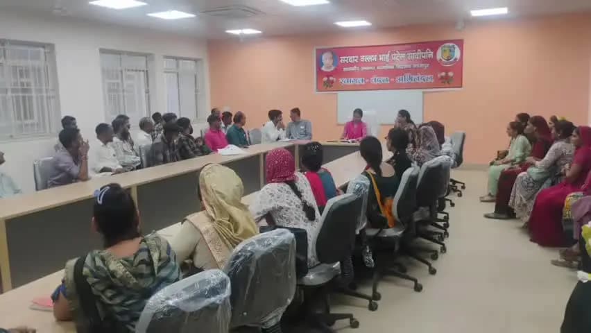 शाजापुर: जिला शिक्षा अधिकारी ने सरदार वल्लभ भाई पटेल सांदीपनि विद्यालय का औचक निरीक्षण कर दिए दिशा निर्देश