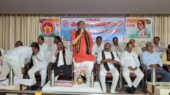 నిర్మల్: జిల్లా కేంద్రంలోని ప్రభుత్వ పెన్షనర్ల ఉద్యోగ సంఘ భవనంలో టీజీఈజేఏసీ సమావేశం హాజరైన రాష్ట్ర చైర్మన్ జగదీష్