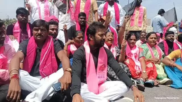 రామగుండం: ముఖ్యమంత్రి రేవంత్ రెడ్డి రాజీనామా చేయాలి., రాజీవ్ రహదారిపై ధర్నా చేసిన మాజీ ఎమ్మెల్యే కోరుకంటి చందర్, బిఆర్ఎస్ శ్రేణులు