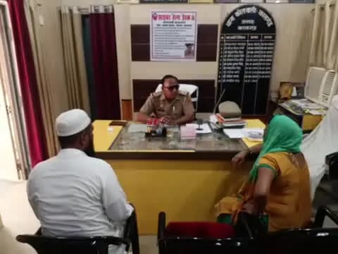 कासगंज - प्रभारी निरीक्षक जगदीश चंद्र कासगंज कोतवाली में बैठकर ने सुनी फरियादियों की जन समस्याएं।
