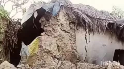 मितौली: मितौली तहसील के खमरिया गांव में लगातार बारिश के कारण कच्चा मकान गिरा