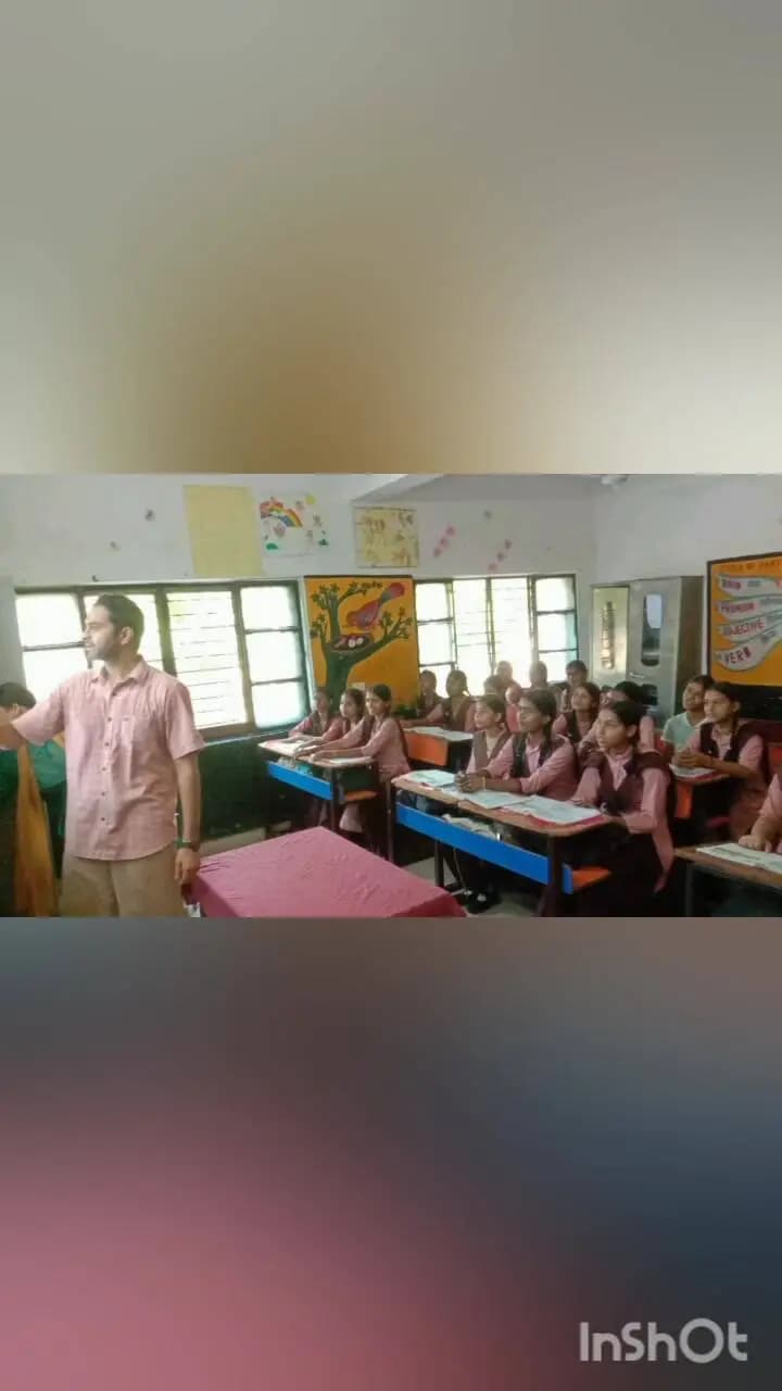 देेेवरिया: देवरिया में कस्तूरबा गांधी विद्यालय का डीएम ने किया औचक निरीक्षण, खुद पढ़ाया गणित-अंग्रेजी