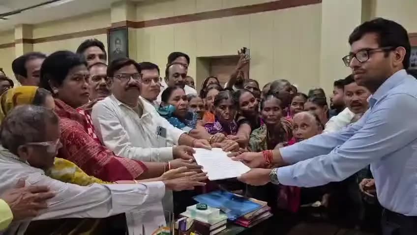 ବରଗଡ: ଭତ୍ତା ସମସ୍ୟା ନେଇ ଜିଲ୍ଲାପାଳଙ୍କୁ ଦାବିପତ୍ର ପ୍ରଦାନ କଲା ବିଜେଡି |