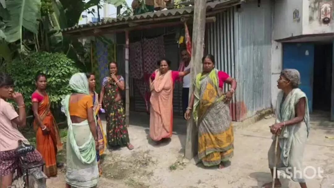 চাঁচল ১: লক্ষী পাড়া এলাকায় একটি পরিত্য বাগান থেকে সদ্যোজাত সন্তান উদ্ধারের ঘটনাকে কেন্দ্র করে চাঞ্চল্য