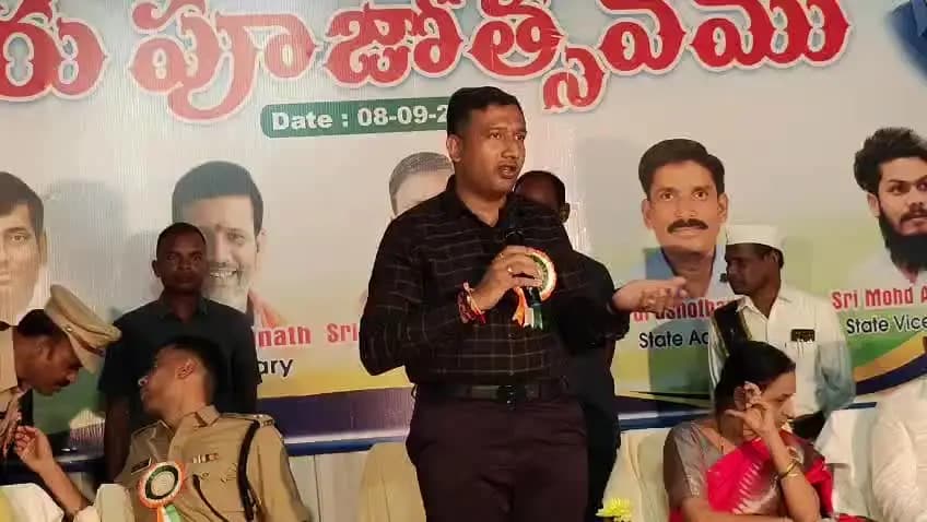 అదిలాబాద్ అర్బన్: ట్రస్మా ఆధ్వర్యంలో గురుపూజోత్సవ కార్యక్రమంలో మాట్లాడుతున్న ఆదిలాబాద్ జిల్లా కలెక్టర్ రాజర్షి షా