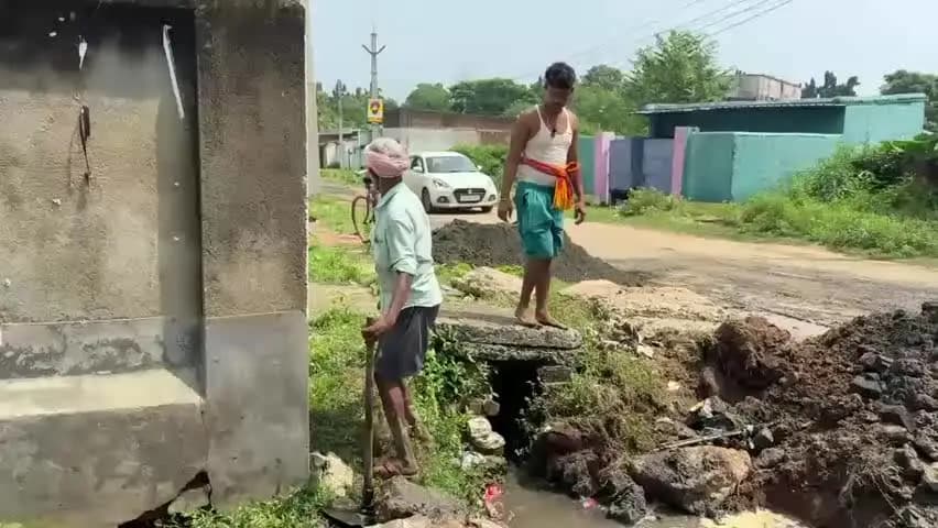 गोड्डा: खबर का असर: शिवगंगा तालाब की समस्या पर प्रशासन ने लिया संज्ञान, वार्ड पार्षद की अगुवाई में सुधार कार्य शुरू