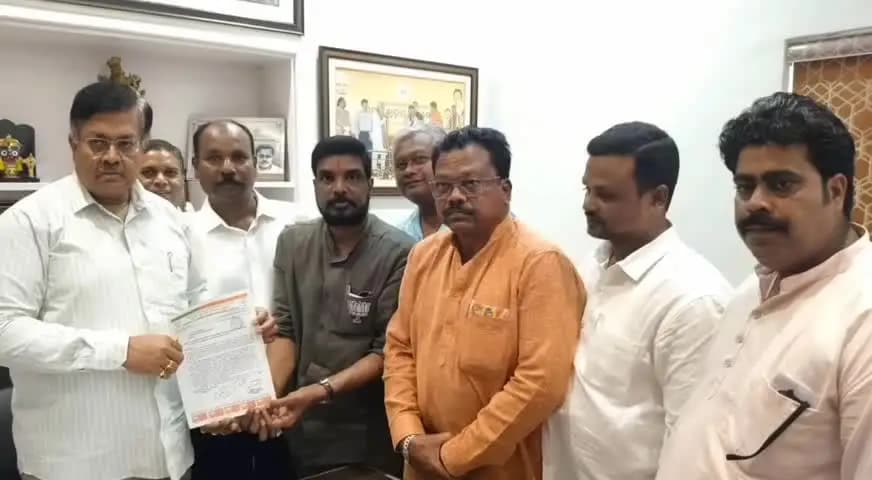 ରାୟଗଡା: ଗୁଣୁପୁର ବଂଶଧାରା ନଦୀ ଉପରେ ଦ୍ୱିତୀୟ ସେତୁ ନିର୍ମାଣ ନିମନ୍ତେ ଭୁବନେଶ୍ୱରରେ ମନ୍ତ୍ରୀ ପୃଥ୍ବୀରାଜ ହରିଚନ୍ଦନଙ୍କୁ ଭେଟି ଦାବୀ ପତ୍ର ପ୍ରଦାନ