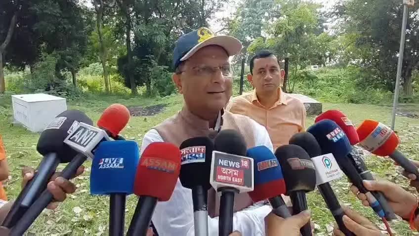 মৰিগাঁও: বিজেপিত যোগদানৰ পূৰ্বে মাতৃৰ মৰিগাঁও জিলাৰ সমাধিস্থলীত দেৱাশীষ শৰ্মা